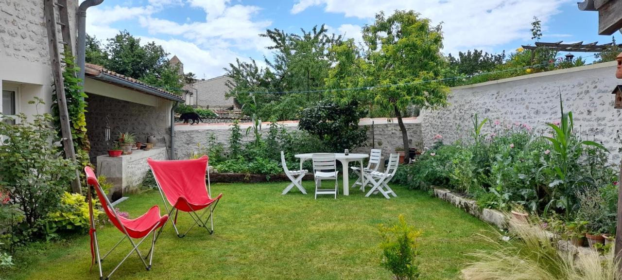 Suite De Charme Dans Une Maison Charentaise Cozes Exteriér fotografie